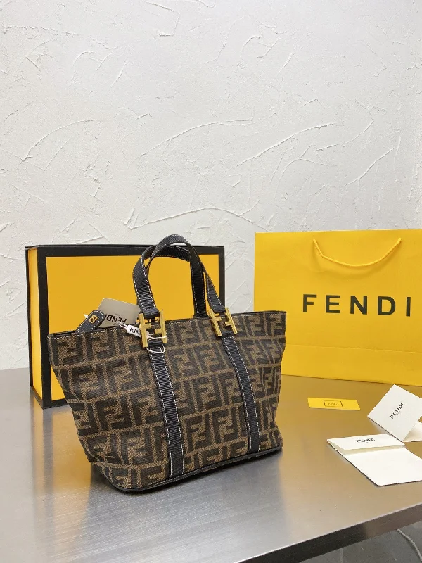 Fendi crossbody bags with a detachable coin purse for added functionality and convenienceNEW Arrival Bags Fendi 104