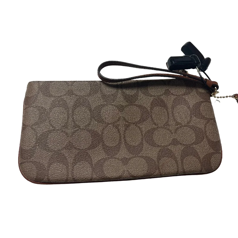 Ladies Coach Tabby bags with a textured leather surface for a more tactile lookWristlet Designer By Coach  Size: Large