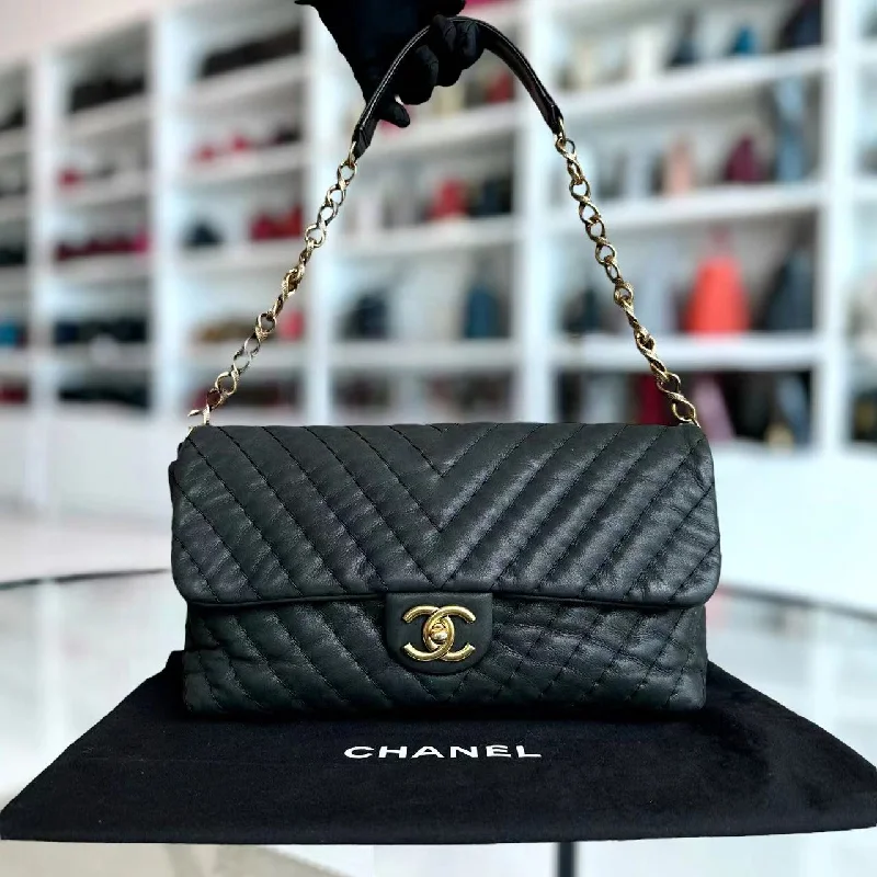 Chanel classicChevron V-Stich Seasonal Classic Flap Black GHW NO 14