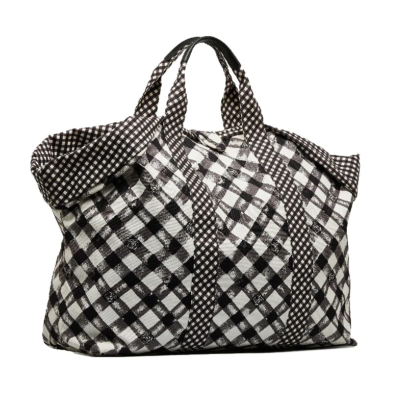 Chanel bags for the minimalist fashionChanel Gingham XXL Tote (FDvtAx)