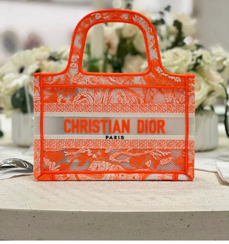 Fashion - forward Christian Dior tote bags for the modern womanChristian Dior Bags - 4876