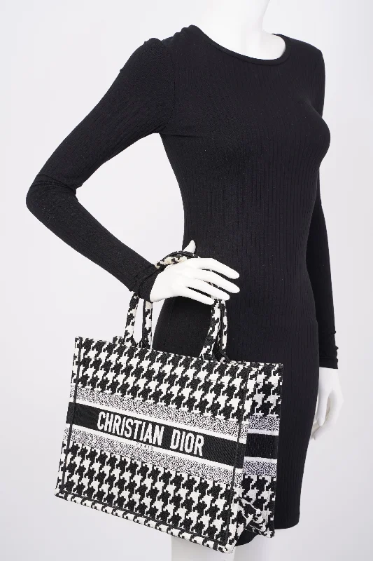 High - fashion Christian Dior bags with a geometric patternChristian Dior Houndstooth Book Tote Black / White Canvas Medium